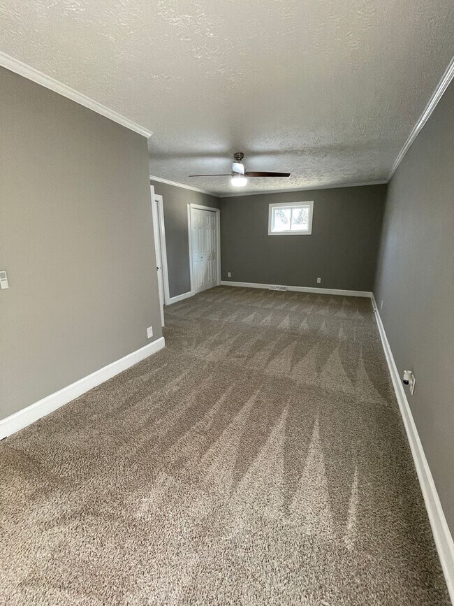 Building Photo - Huge home with bonus room and fenced in ba...