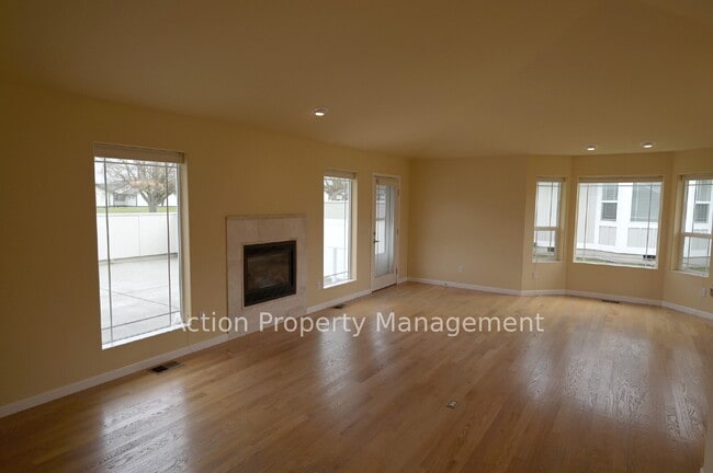 Building Photo - 2+ bed, 2 bath, 3 car garage in Sherwood Village, Sequim