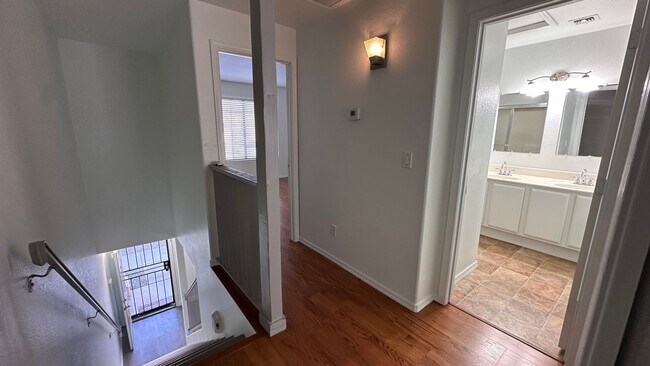 Building Photo - 2 bedroom townhome