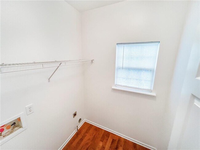 Building Photo - 2027 Oakbluff Way SW