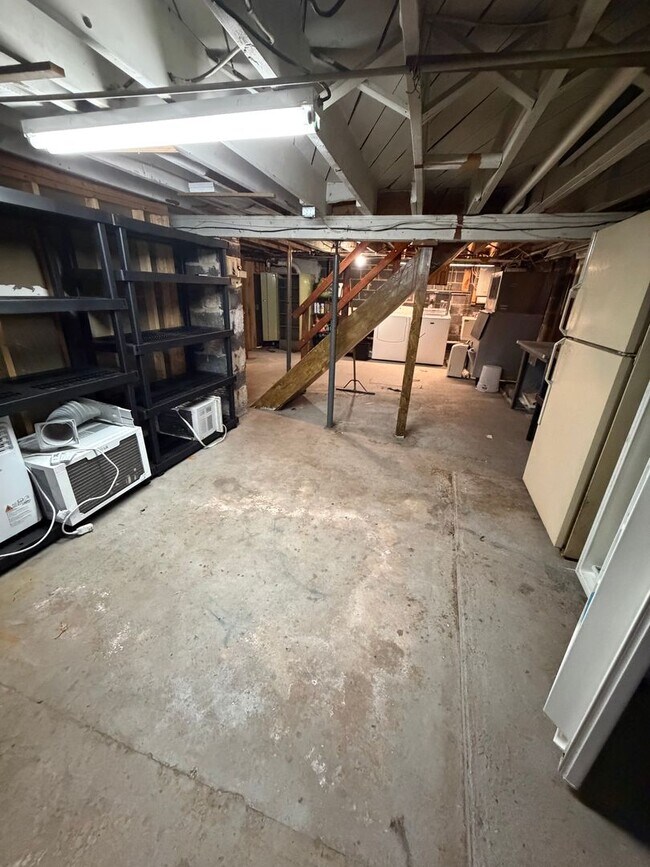 Building Photo - Spacious 4BR in a Quiet, Private Pocket