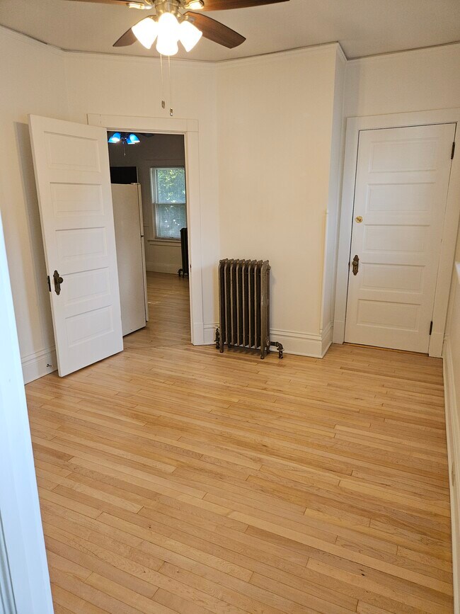 Building Photo - 1900 E Newberry Blvd