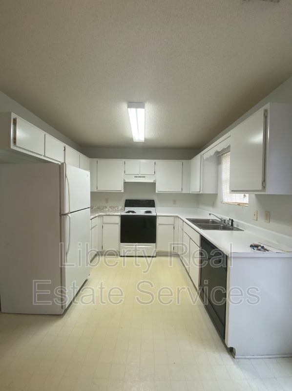 Building Photo - 1100 Pineland Ave