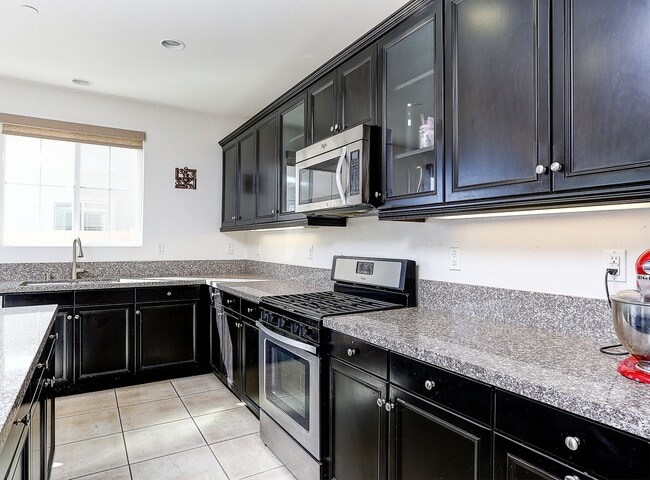 Building Photo - Beautiful 4 Bedroom Home in River Village!