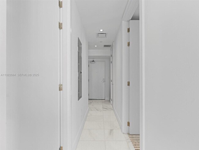 Building Photo - 700 NE 26th Terrace