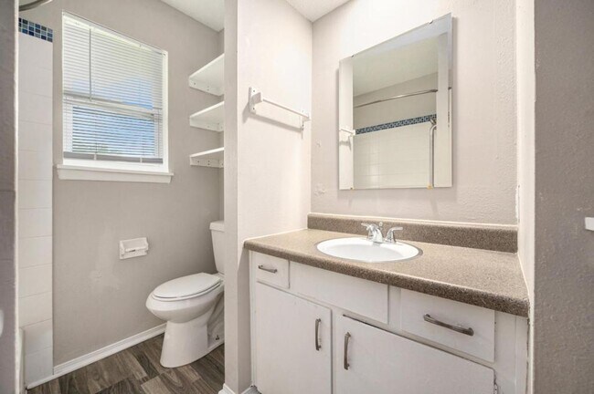 Building Photo - 221 N Oak Dr