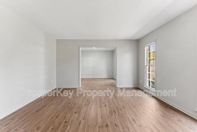 Building Photo - 4924 Roxbury Dr