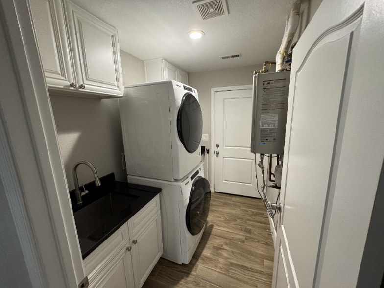 Building Photo - 1558 W 5th St