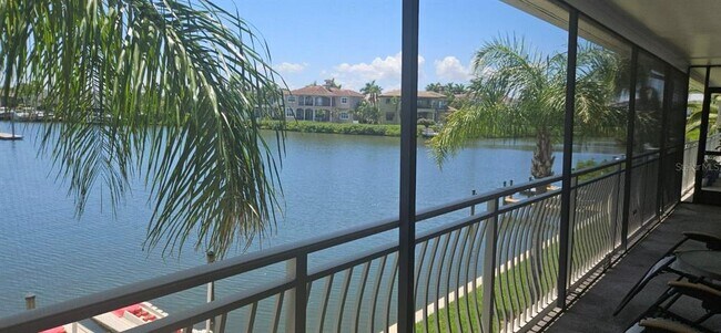 Building Photo - 8822 Bay Pointe Dr