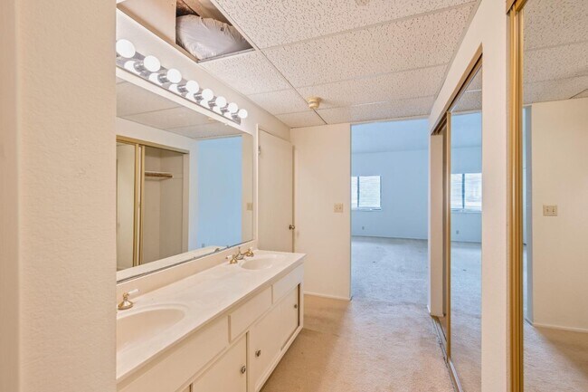 Building Photo - 4685 Albany Cir