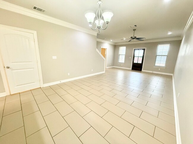 Building Photo - Luxury 3-bed, 2.5-bath!!
