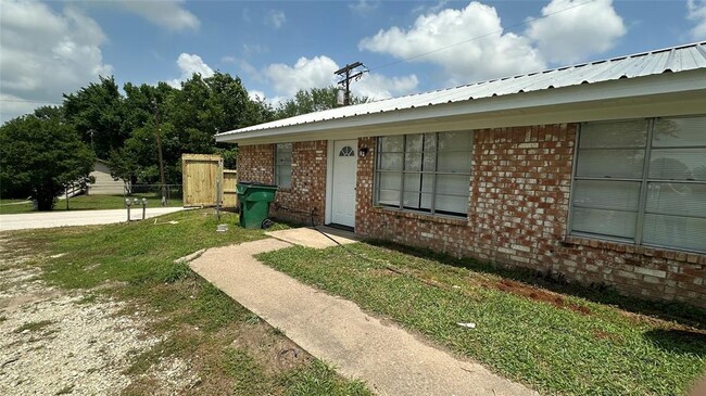 Building Photo - 402 Bacon St