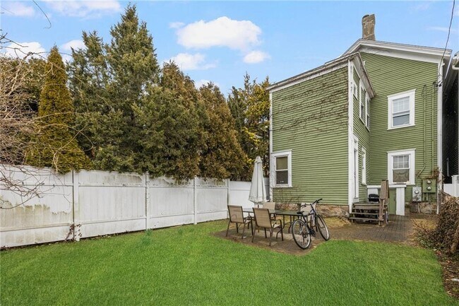 Building Photo - 423 Thames St