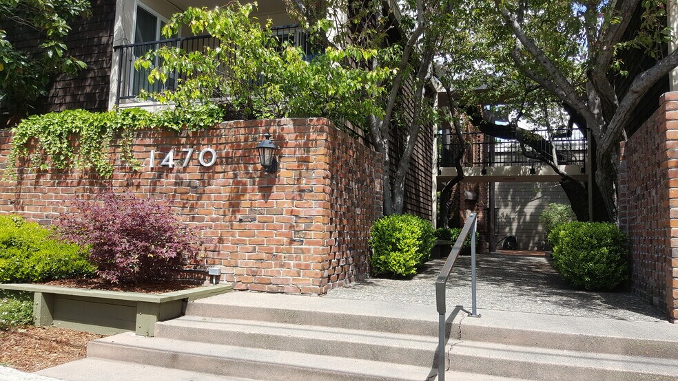 1470 Creekside Drive - 1470 Creekside Dr