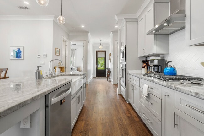 Building Photo - 164 Markham Dr