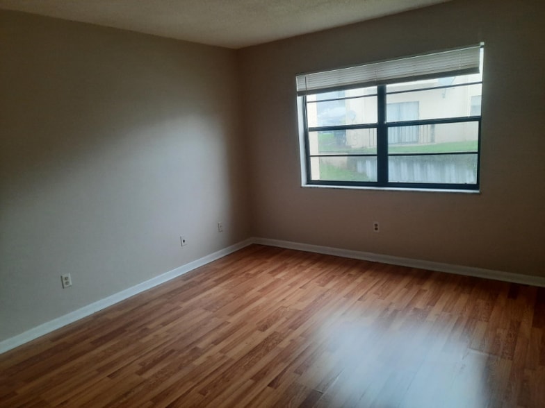Primary Photo - 2050 Oleander Blvd