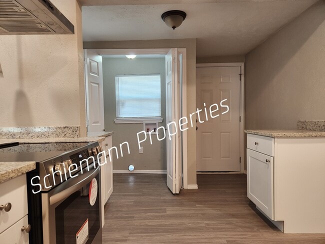 Building Photo - 202 N Getzendaner St