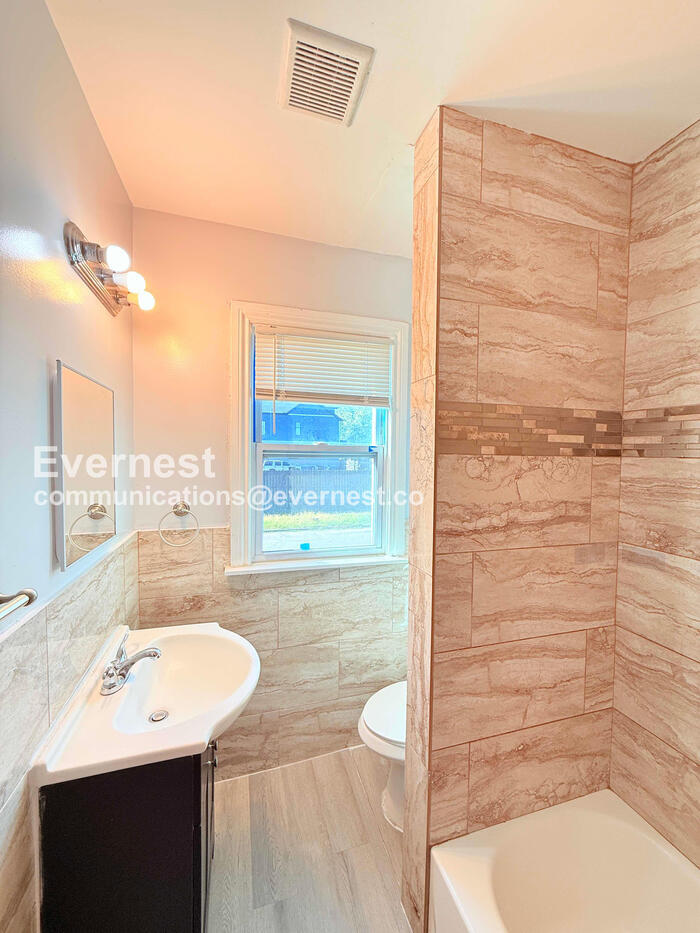 Building Photo - 2484 Woodmere St