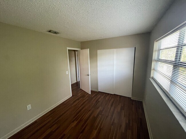 Building Photo - 2/1 Apartment