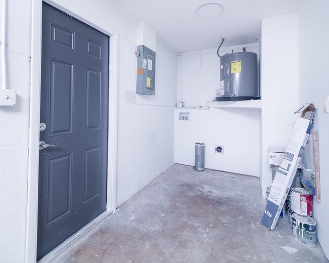 Building Photo - 6443 Lomand Ave