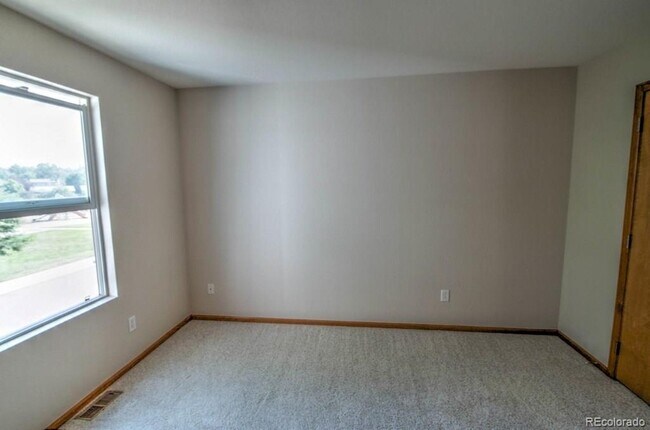 Building Photo - Spacious 3 bedroom home in the heart of Mo...