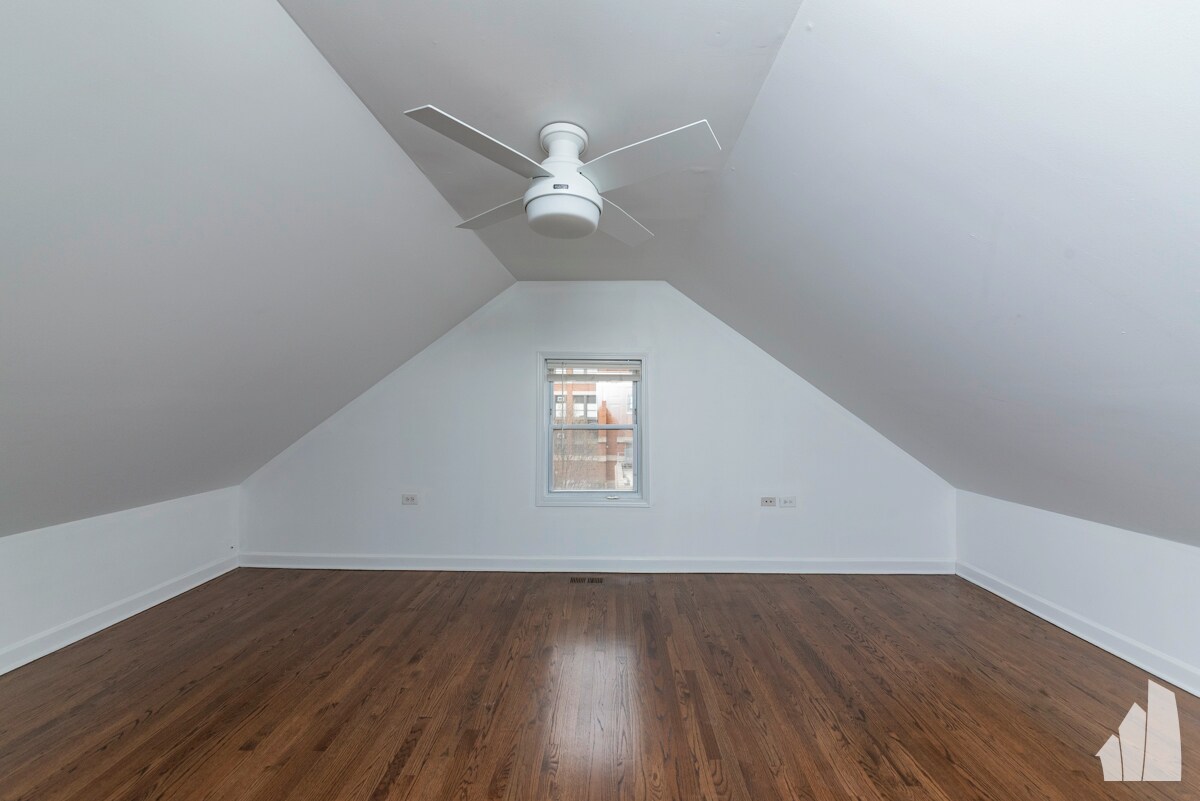 Building Photo - 1426 N Greenview Ave