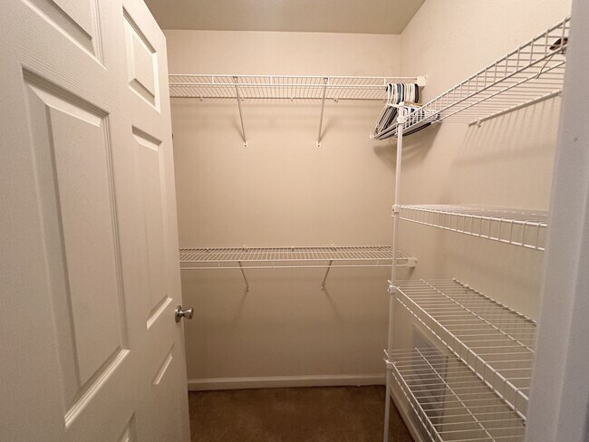 Building Photo - 3 bedrooms, 2.5 bathrooms