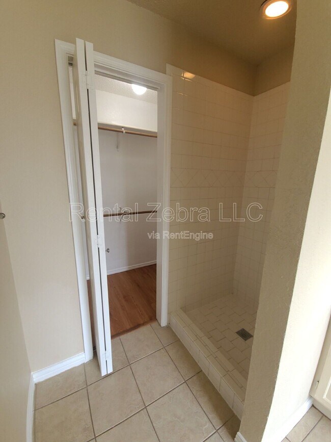 Building Photo - 7605 Misty Ridge Dr N