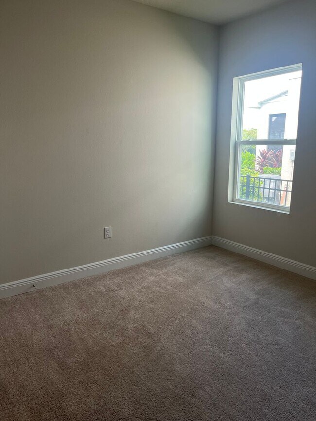 Building Photo - Beautiful home located in desirable Waters...