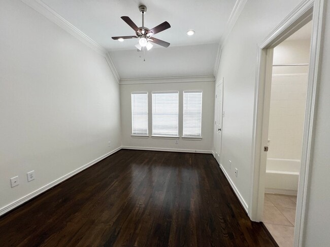 Building Photo - Stunning 4/3/2 Townhome in the Museum District !!!