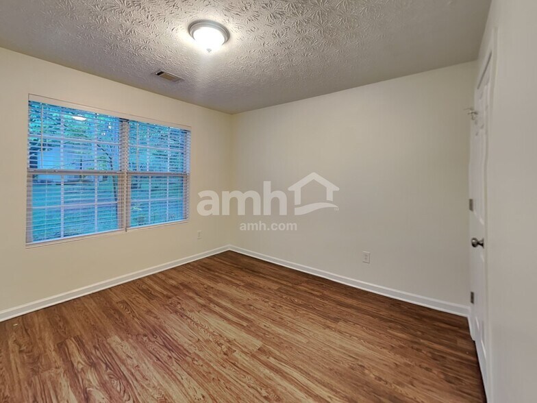 Building Photo - 910 Harbins View Dr