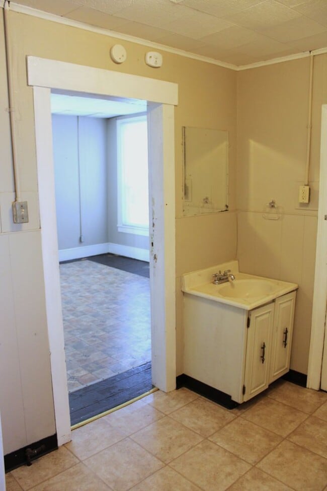 Building Photo - 975 Church St