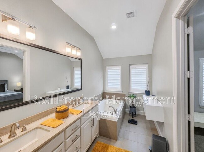 Building Photo - 15850 Quorum Dr