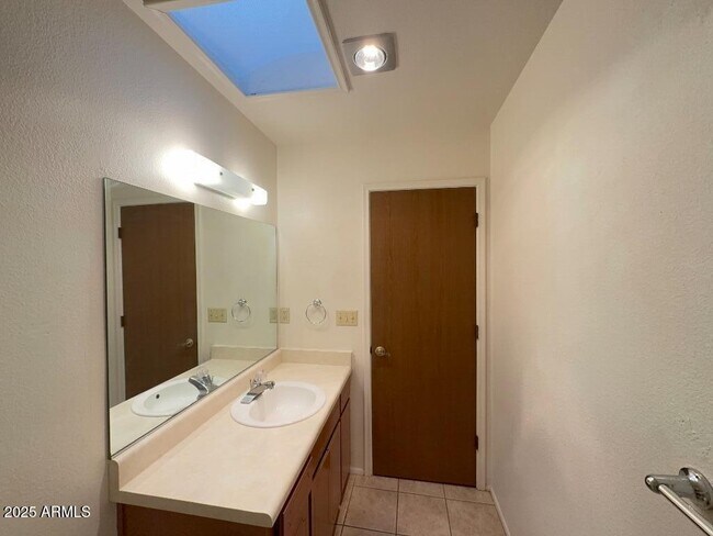Building Photo - 4221 Plaza Oro Loma