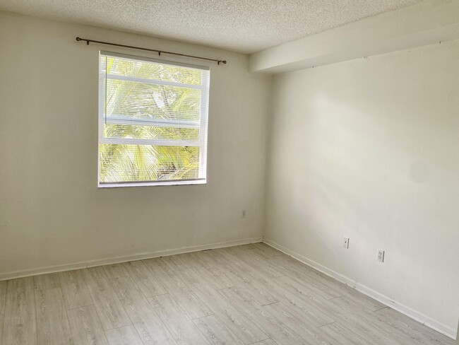 Building Photo - 17125 N Bay Rd