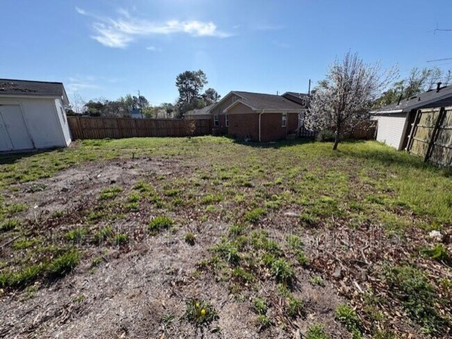 Building Photo - 3909 Almon Dr