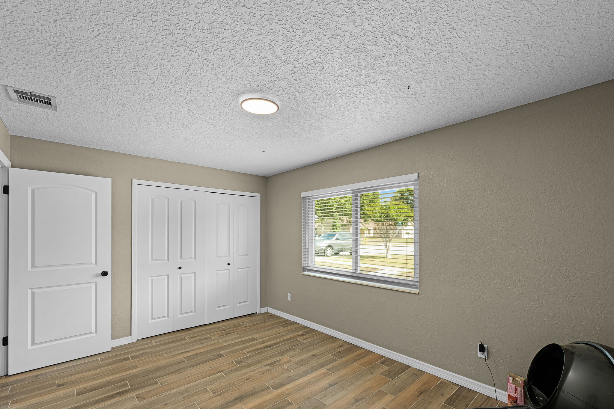 Building Photo - 485 Lakeshore Dr