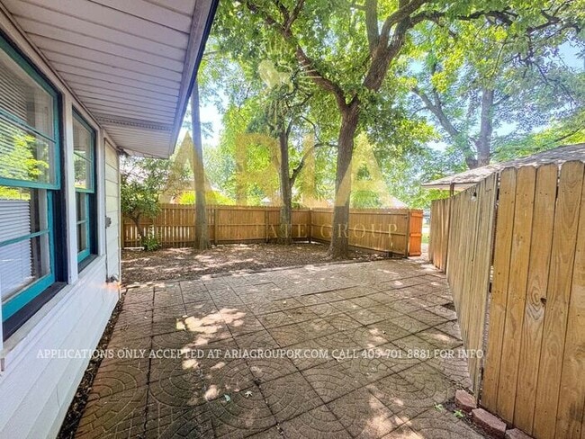 Building Photo - *AVAILABLE NOW!!* 2 Bed/2 Bath Duplex Supe...