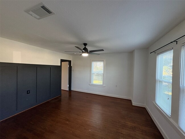 Building Photo - 306 N Elm St