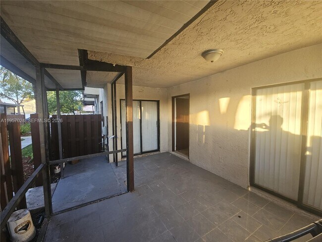 Building Photo - 253 San Remo Blvd