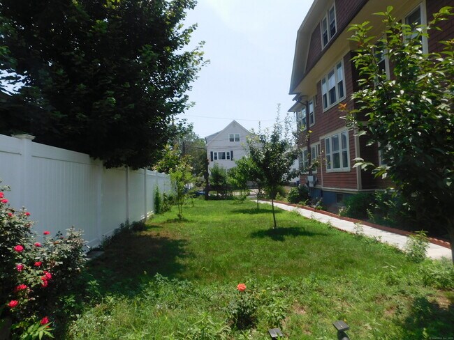 Building Photo - 227 Edna Ave