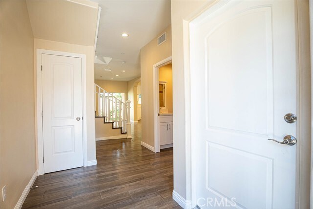 Building Photo - 9246 Cedros Ave
