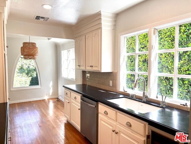 Building Photo - 401 Kings Rd