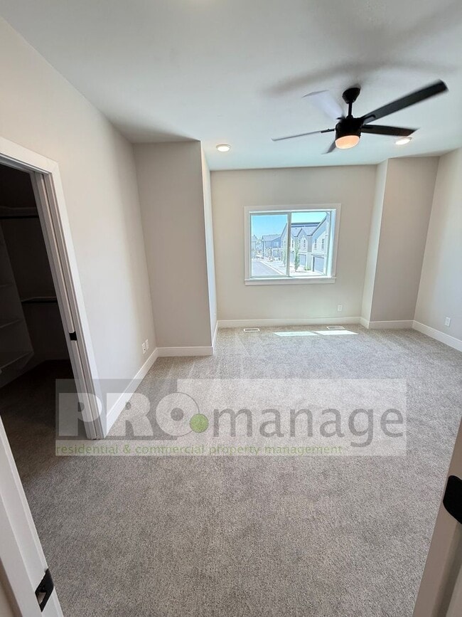 Building Photo - Beautiful 3 Bed / 2.5 Bath Townhome in Car...