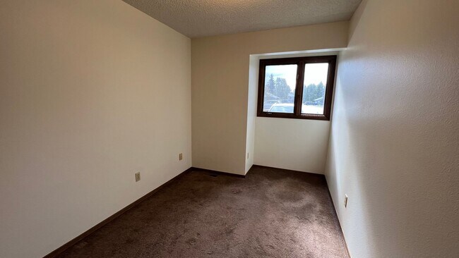 Building Photo - Cozy ground floor 1 bedroom with private washer and dryer!