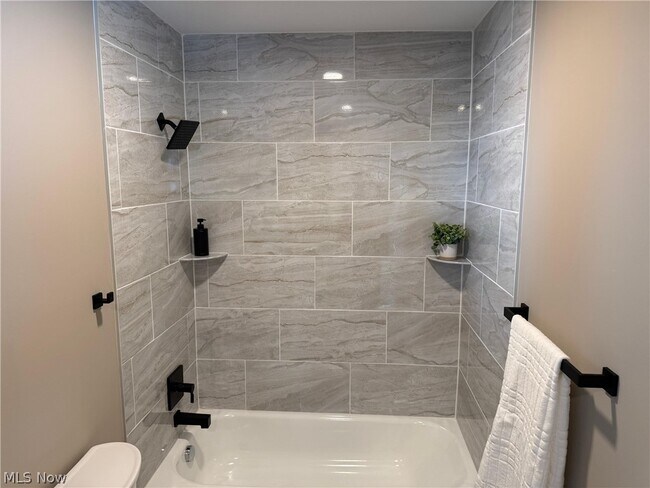 Building Photo - 3940 Ellendale Rd