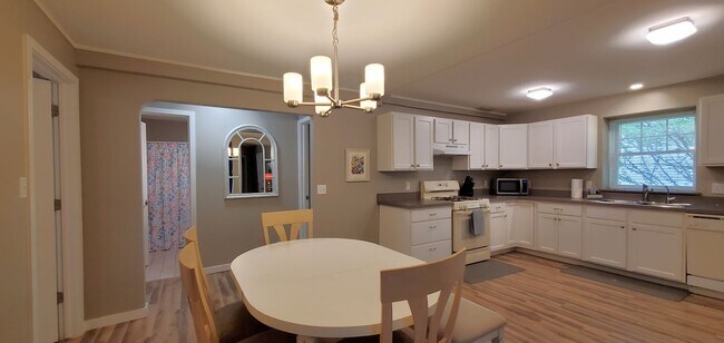 Building Photo - Furnished 3 Beds/2 Baths Old Mission Penin...