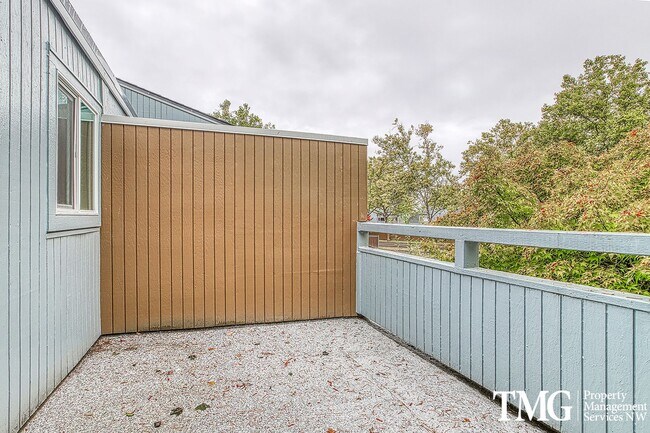 Building Photo - Inviting Townhome with Garage and Communit...