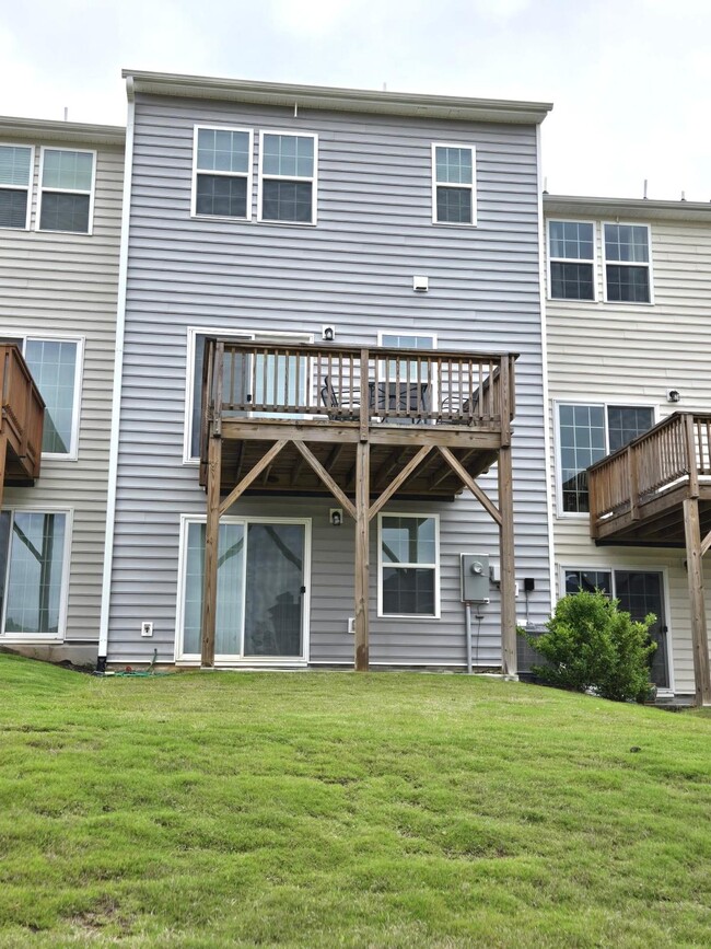 Building Photo - 1118 Helms St