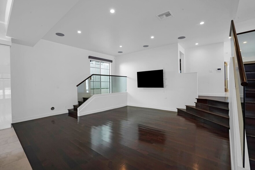 Building Photo - Experience Modern Luxury in this Stunning 4-Bedroom Smart Home in the Heart of 90027